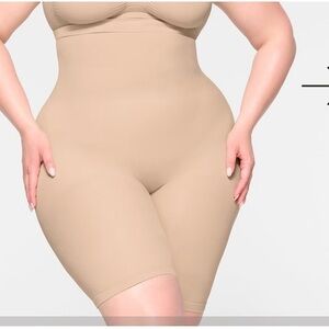 SKIMS $74‎ HIGH-WAISTED ABOVE THE KNEE SHORTS S